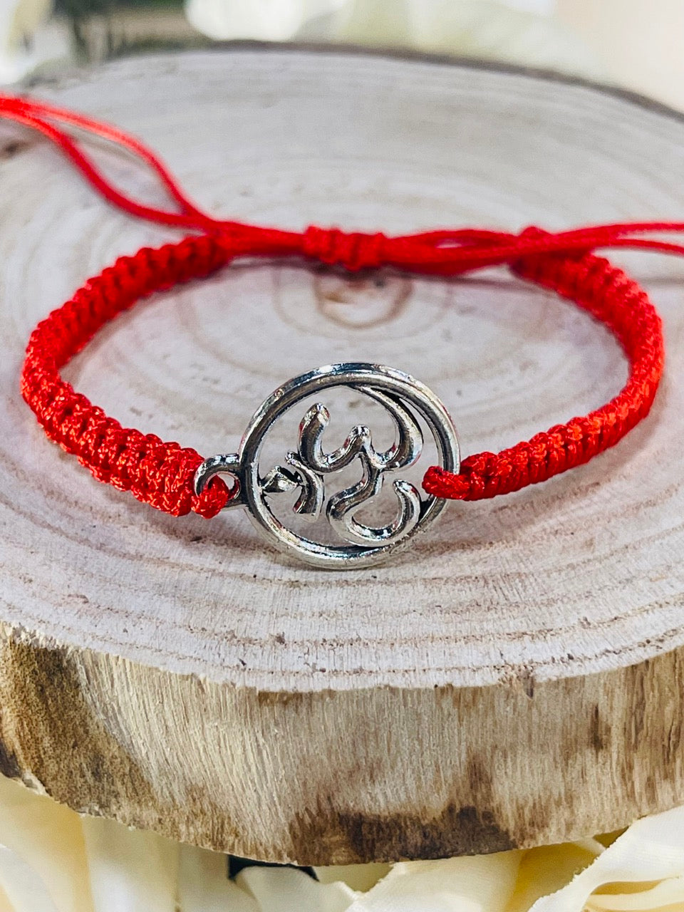 Bracelet OM fil rouge tressé