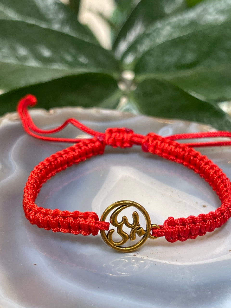 Bracelet OM fil rouge tressé
