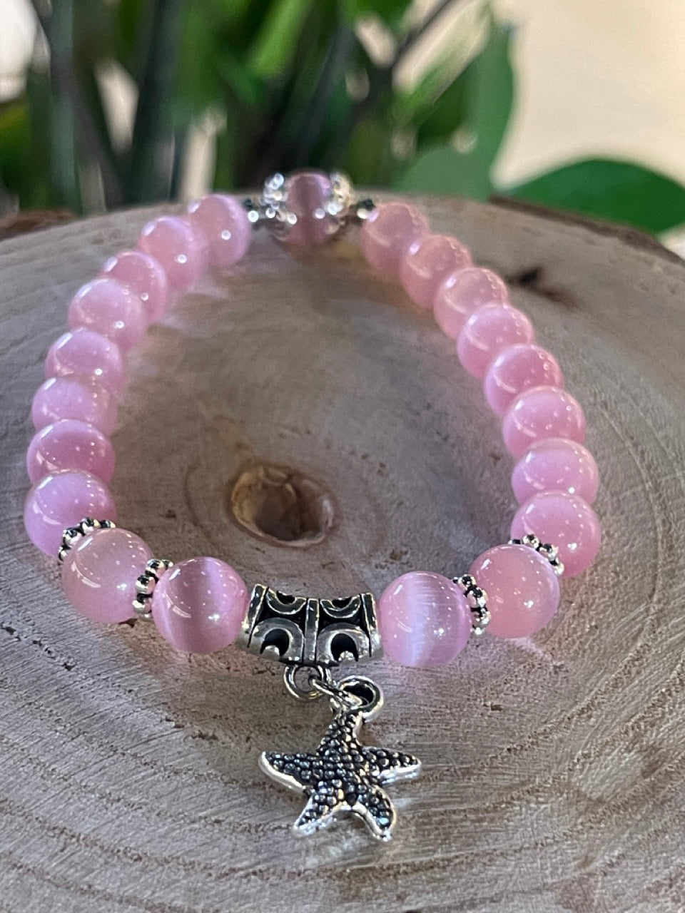 Quartz rose avec bijoux