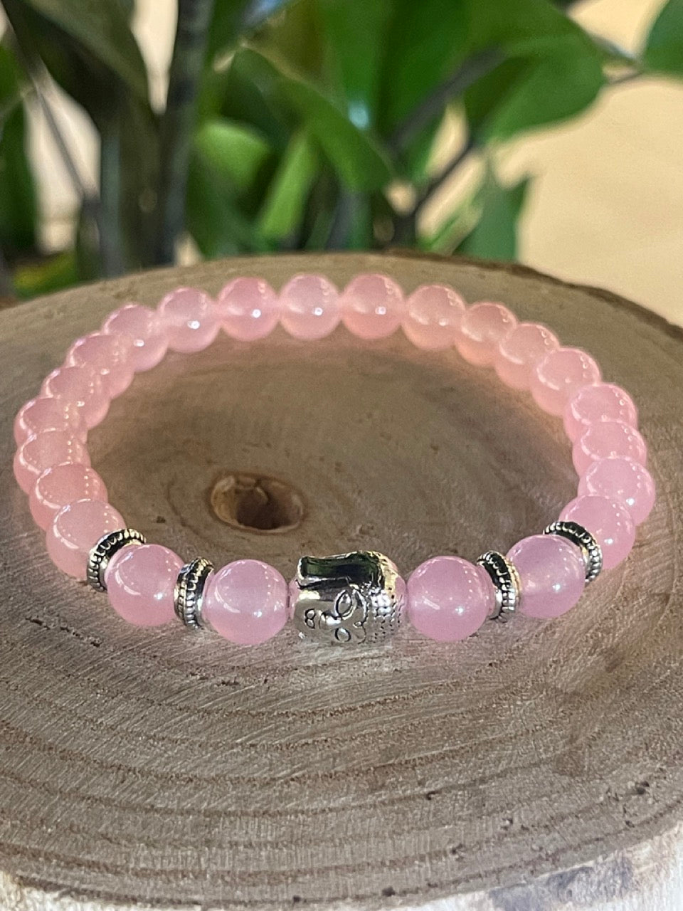 Quartz rose avec bijoux