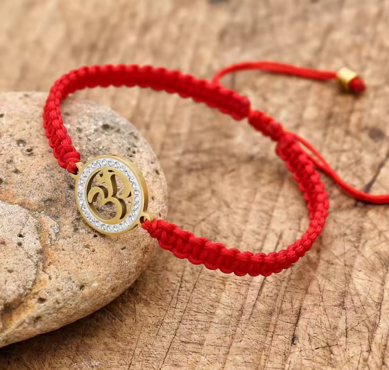 Bracelet OM strass fil rouge