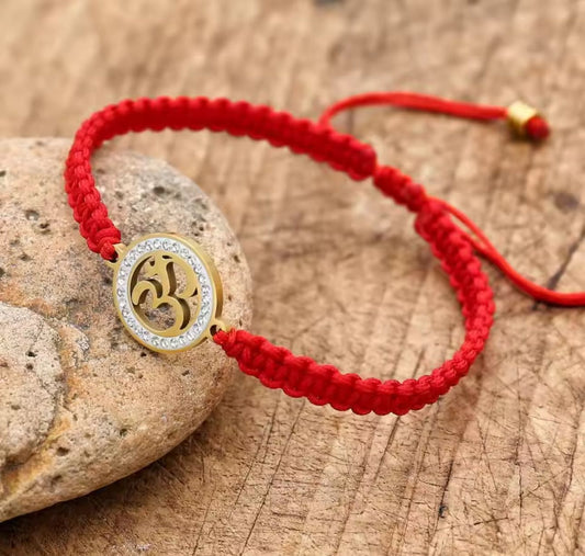 Bracelet OM strass fil rouge