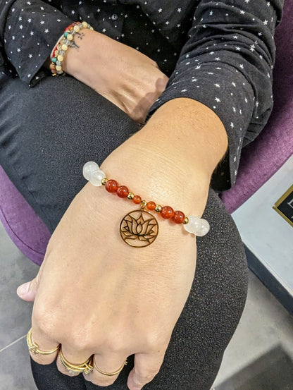 Bracelet pierre de lune & cornaline avec fleur de lotus